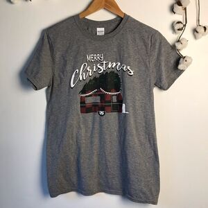 Gildan T-shirt Medium Christmas Graphic Gray Short Sleeve Tree & Camper